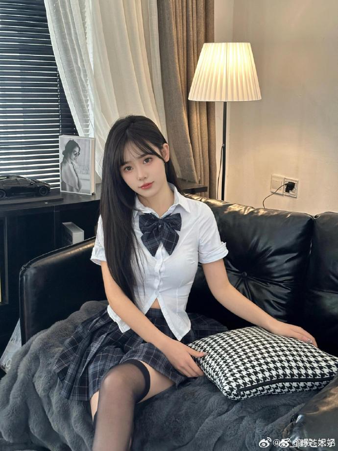 冉莹颖与邹市明：综艺《姐姐当家2》引发热议，女主播背后的辛酸与争议